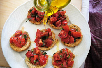 Bruschette - brød med tomat, olivenolje helles over