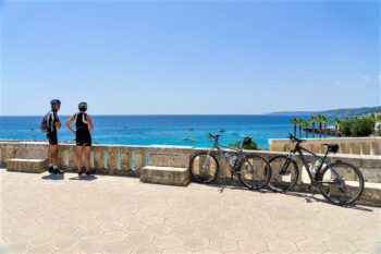 Syklister nyter utsikten over havet