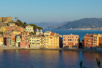 Fargerike smale husfasader på odde i Portofino