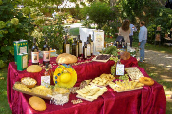Mat-festival - Oppdekket bord med ulike matretter og flasker med olivenolje mm