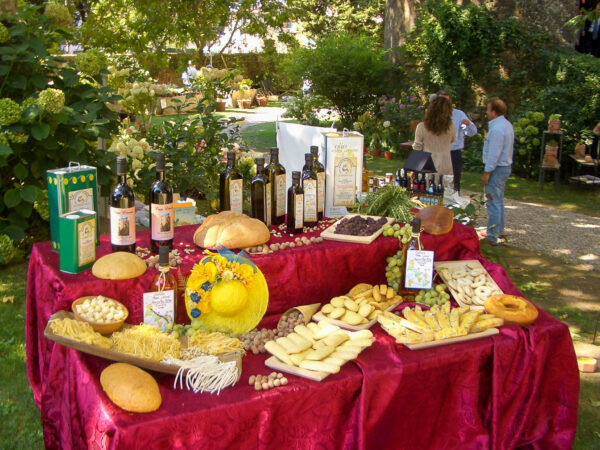 Mat-festival - Oppdekket bord med ulike matretter og flasker med olivenolje mm