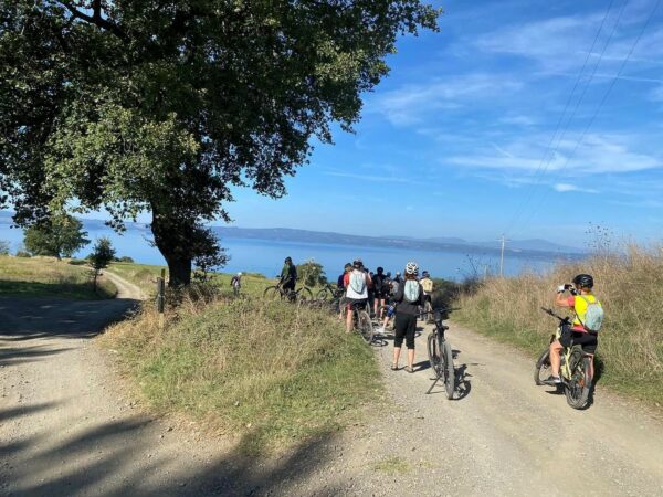 Sykkeltur Bolsena - syklister under tre stoppet ved vannkanten
