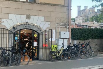 Sykler parkert utenfor gammelt murbygg