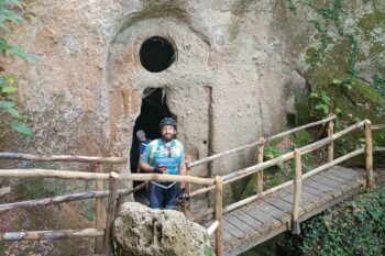 Syklister utforsker etrusker grotter