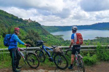 To syklister med utsikt over kratersjøen ved Castelli Romani