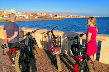 Utkikkspunkt med to syklister ved havet ved Ostia