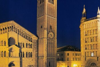 Kirke under natthimmel i Parma