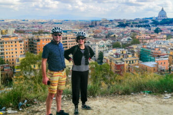 To syklister foran utsikt over Roma