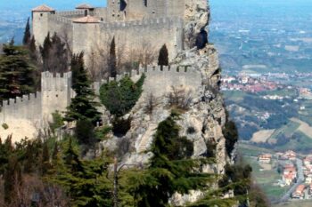 Borg på topp av fjelltoppen Monte Titano i San Marino