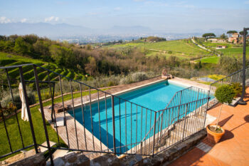 Vakker utsikt fra bassenget på Tenuta san Pietro