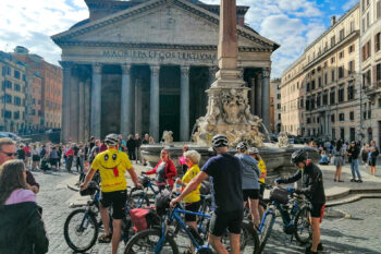 Gruppe syklister foran Pantheon
