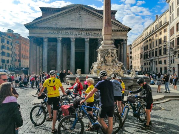 Gruppe syklister foran Pantheon
