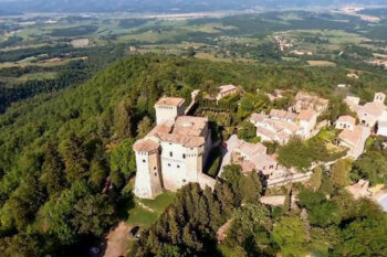Borgo di Fighine - dronebilde av borgen