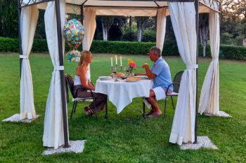 Par spisr i utendørs-paviljong Solrik terasse med bord - La Palazzina