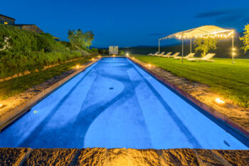Villa Prugnolo - elegant svømmebasseng med solstoler