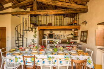 Villa Prugnolo - hyggelig kjøkken med plass til mange rundt bordet