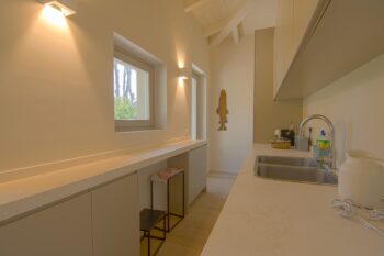 Villa Procchio. Luksusvilla med privat sti til nydelig sandstrand Procchio på Elba, Toscana, Italia. 8 personer. 4 soverom. Rett ved middelhavet. Ved havet