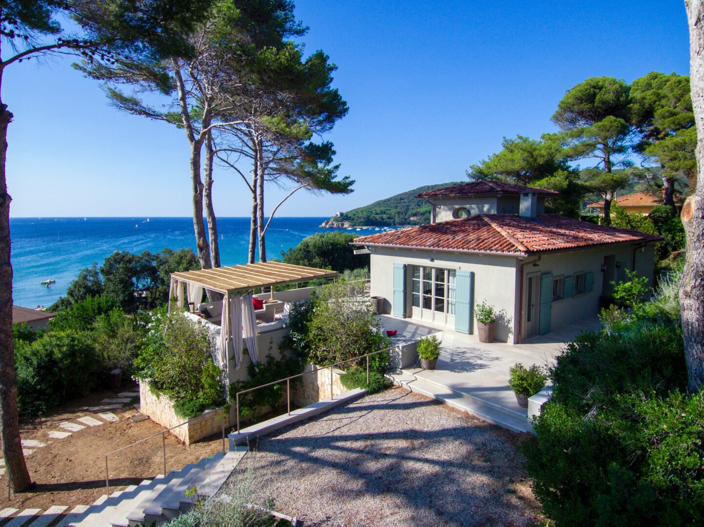 Villa Procchio. Luksusvilla med privat sti til nydelig sandstrand Procchio på Elba, Toscana, Italia. 8 personer. 4 soverom